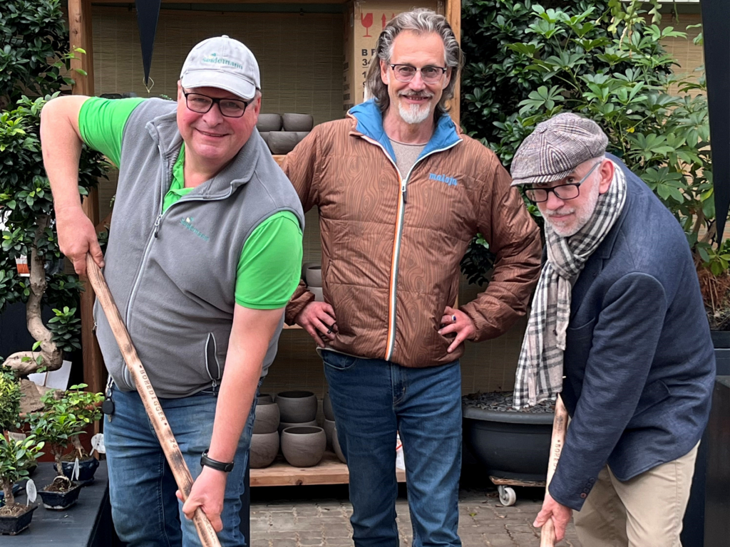 Erwin Seidemann, Marc Hess, Klaus Horst bei der Schaufelübergabe
