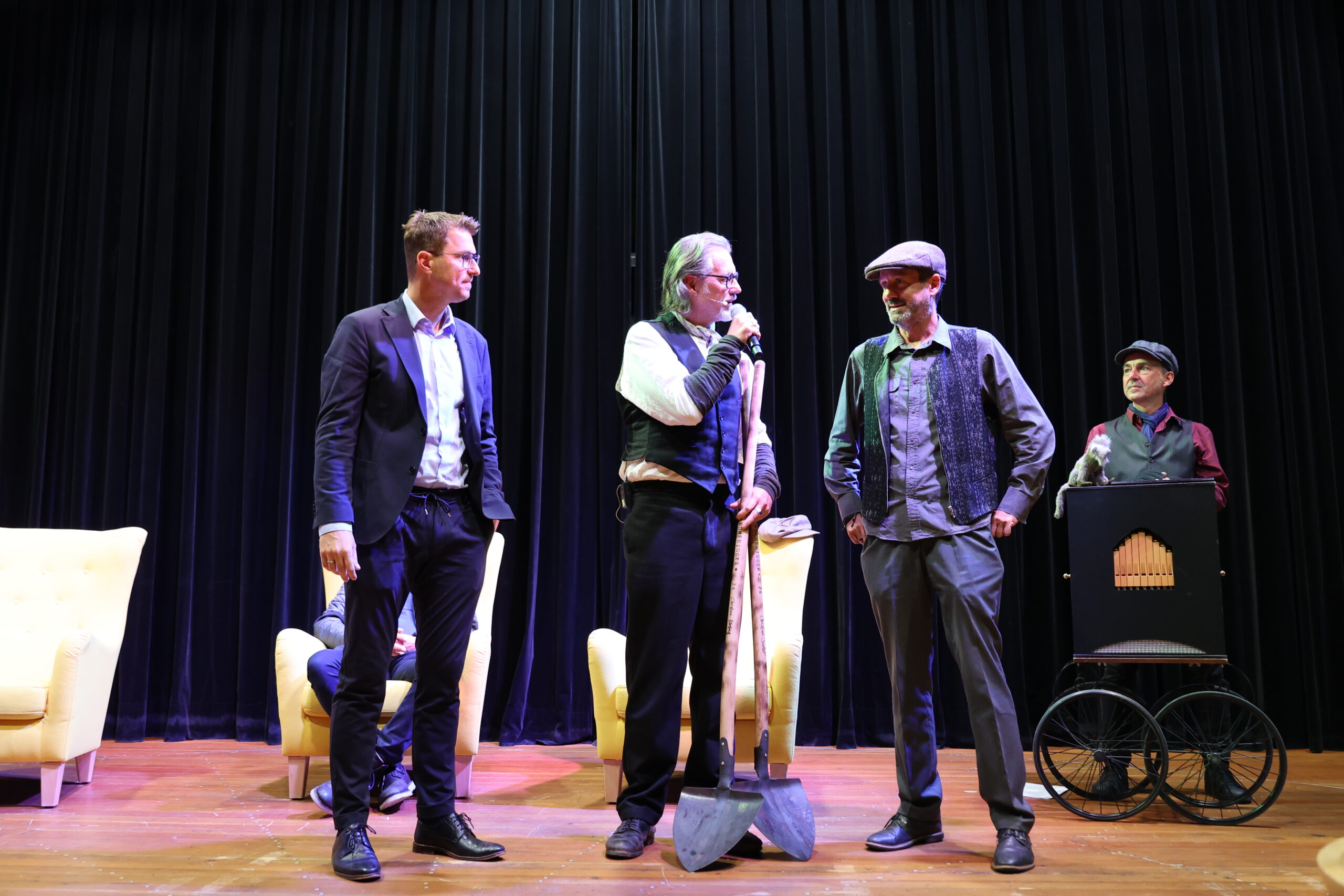 Marc Hess mit den beiden Schaufeln in der Hand, links Bürgermeister Christian Härting, rechts Christian Santer, im Hintergrund Frajo Köhle an der Drehorgel