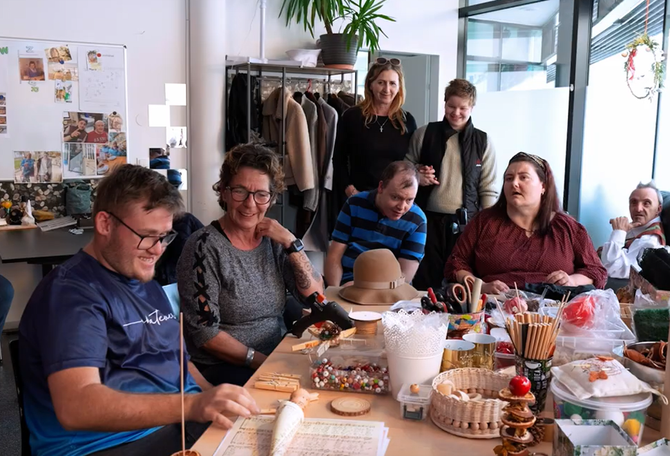 Die Klientinnen und Klienten der Drehscheibe in Telfs arbeiten an Produkten.